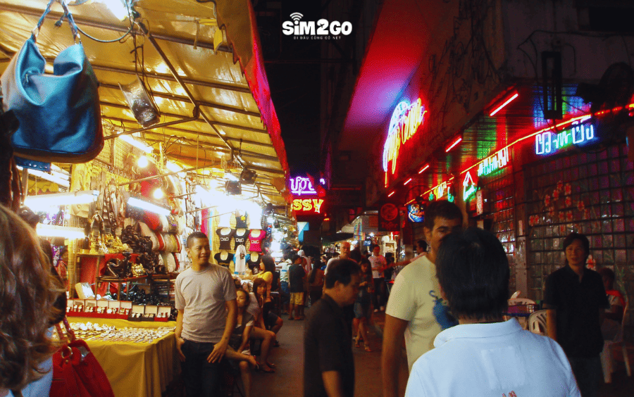 cho-dem-patpong-la-mot-trong-nhung-noi-noi-tieng-cua-bangkok