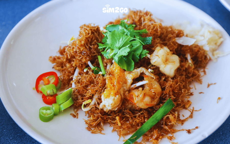mee-krob-jeen-lee-noi-tieng-voi-mon-mi-gion-tron-nuoc-me