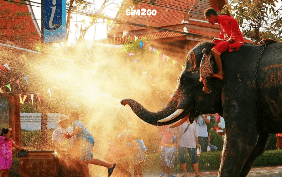 le-hoi-songkran-o-ayutthaya-kha-doc-dao-voi-su-tham-gia-cua-nhung-chu-voi