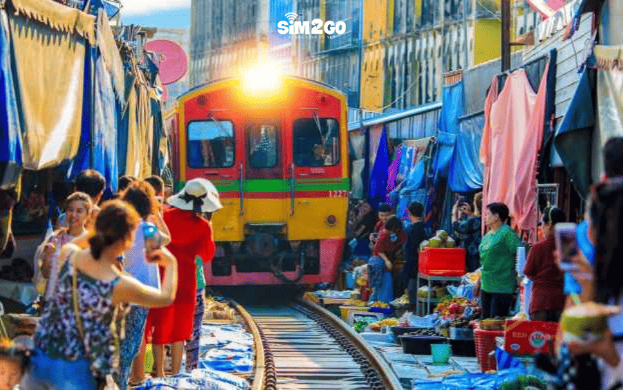 cho-maeklong-railway-la-diem-du-lich-bangkok-noi-tieng