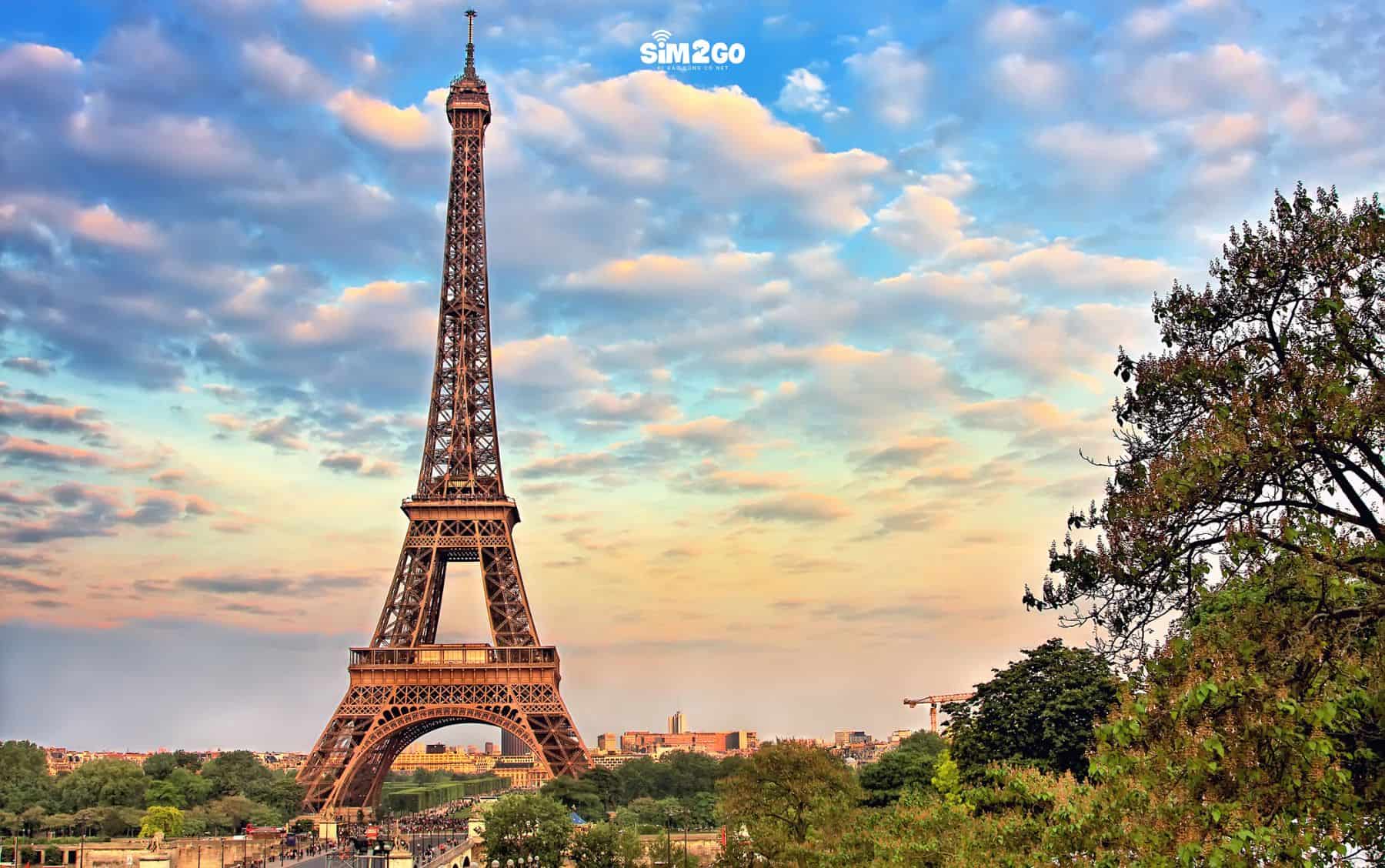thap-eiffel-sung-sung-giua-tiet-troi-xuan-o-paris