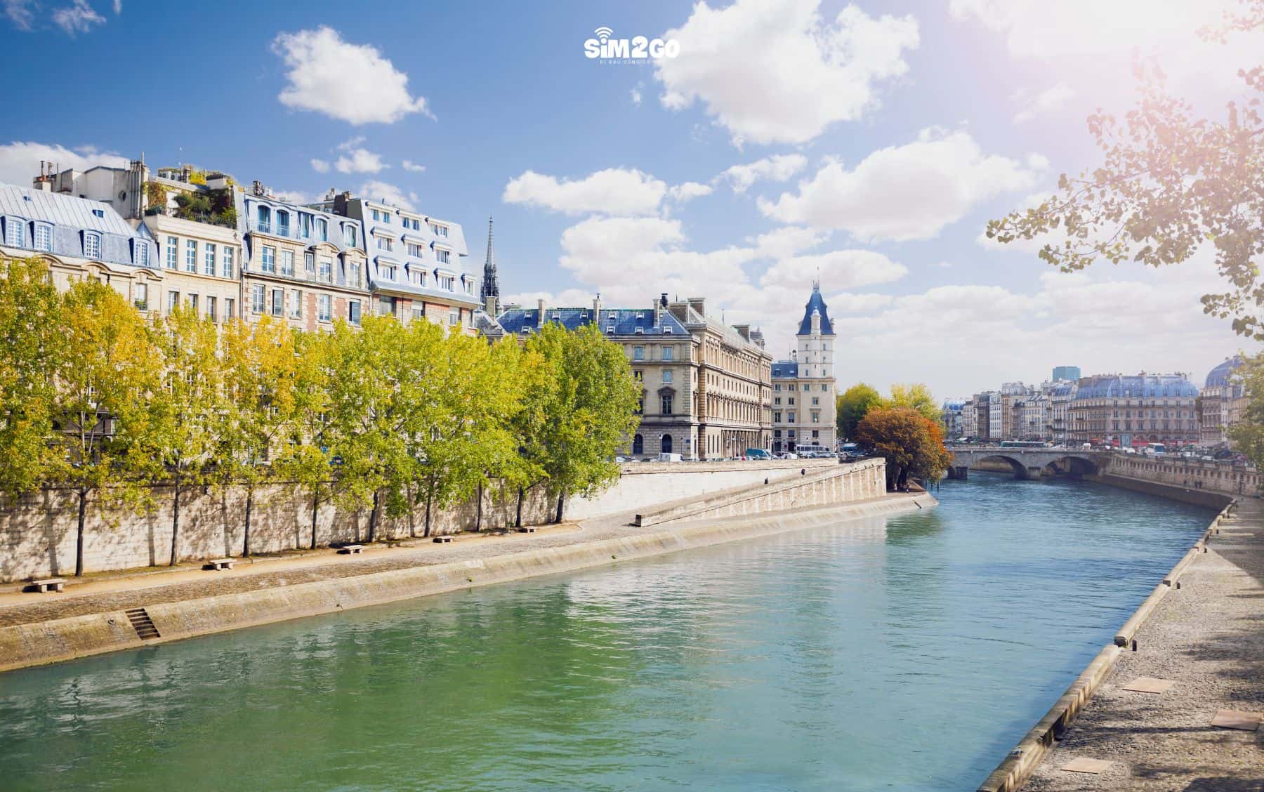 di-dao-quanh-nhung-điem-den-noi-tieng-o-paris-doc-song-seine