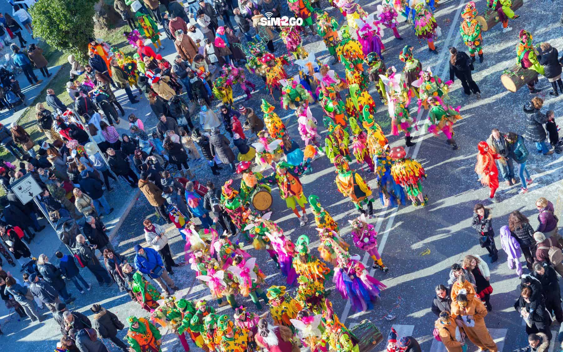 ruc-ro-sac-mau-hap-dan-voi-nhung-dieu-mua-tai-le-hoi-carnival