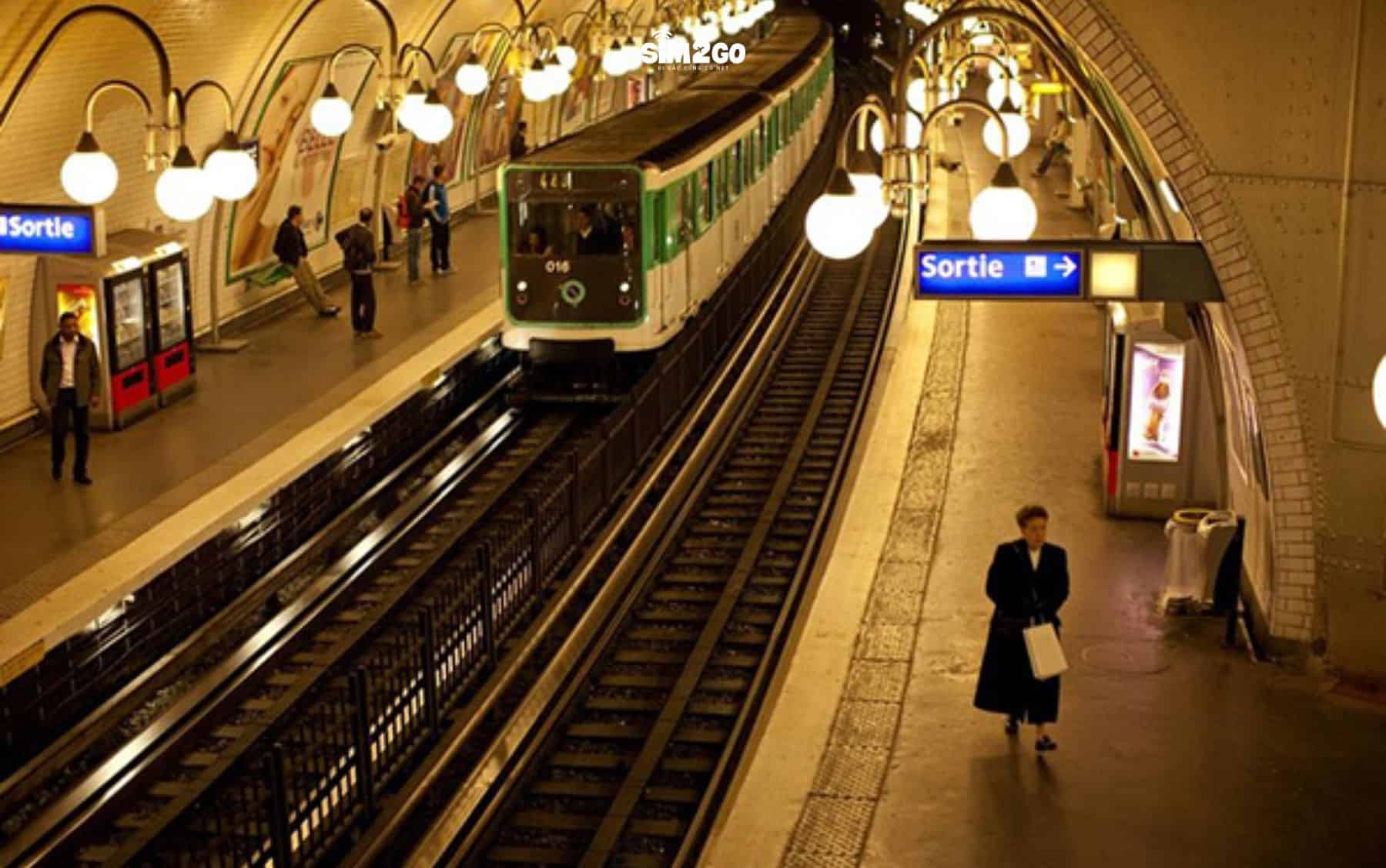 paris-co-he-thong-tau-dien-ngam-rong-lon-va-hien-dai